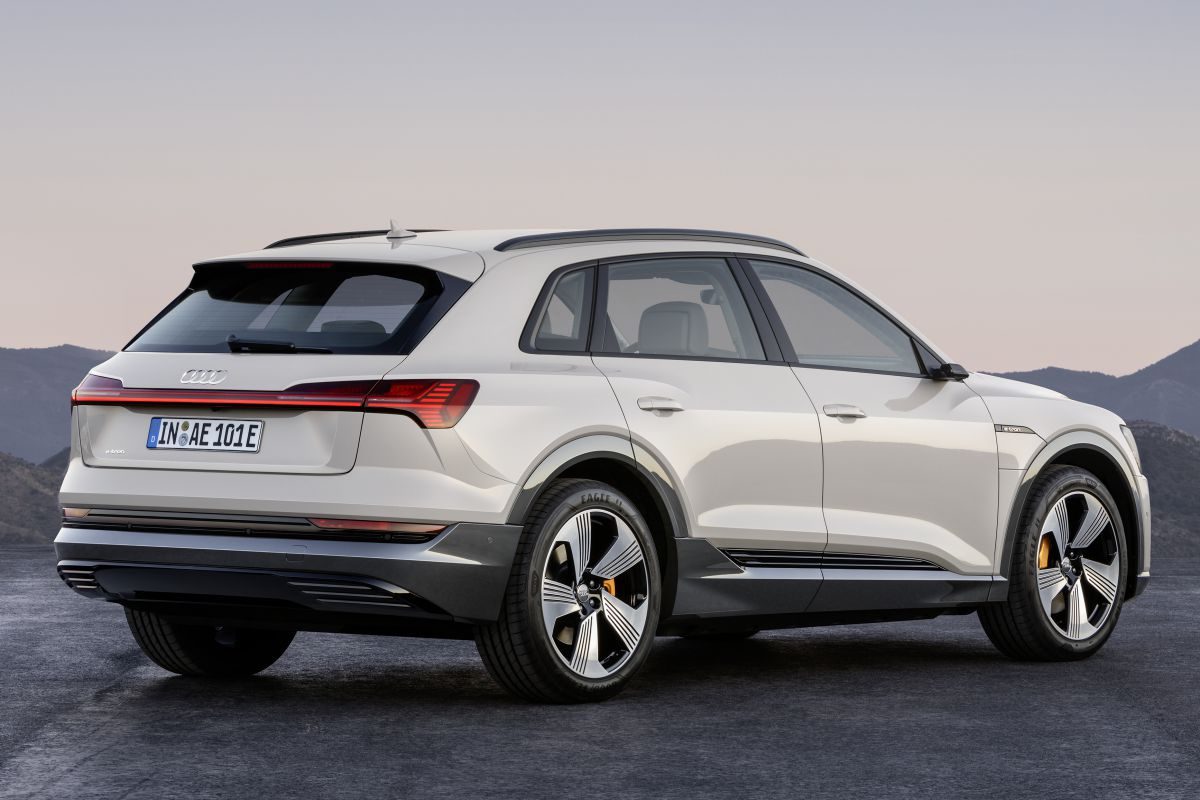 Audi e-tron · أبيض — الصورة 2