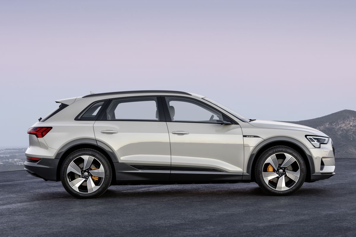 Audi e-tron · أبيض — الصورة 3