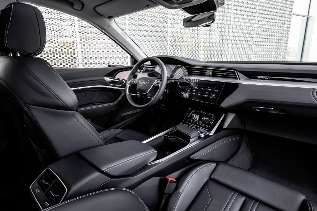 Audi e-tron · أبيض — الصورة 4