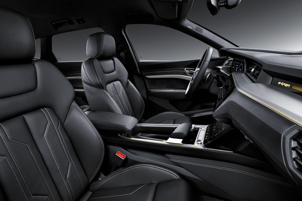 Audi e-tron · أبيض — الصورة 5
