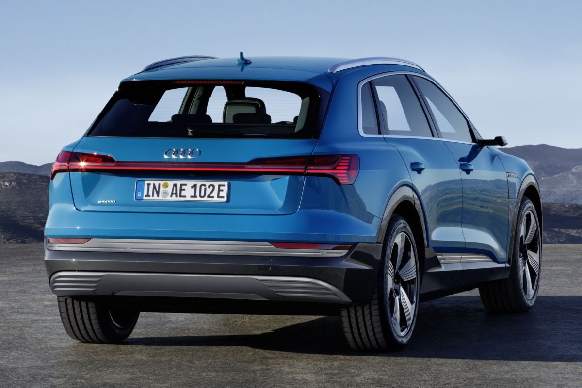Audi e-tron · أزرق — الصورة 2