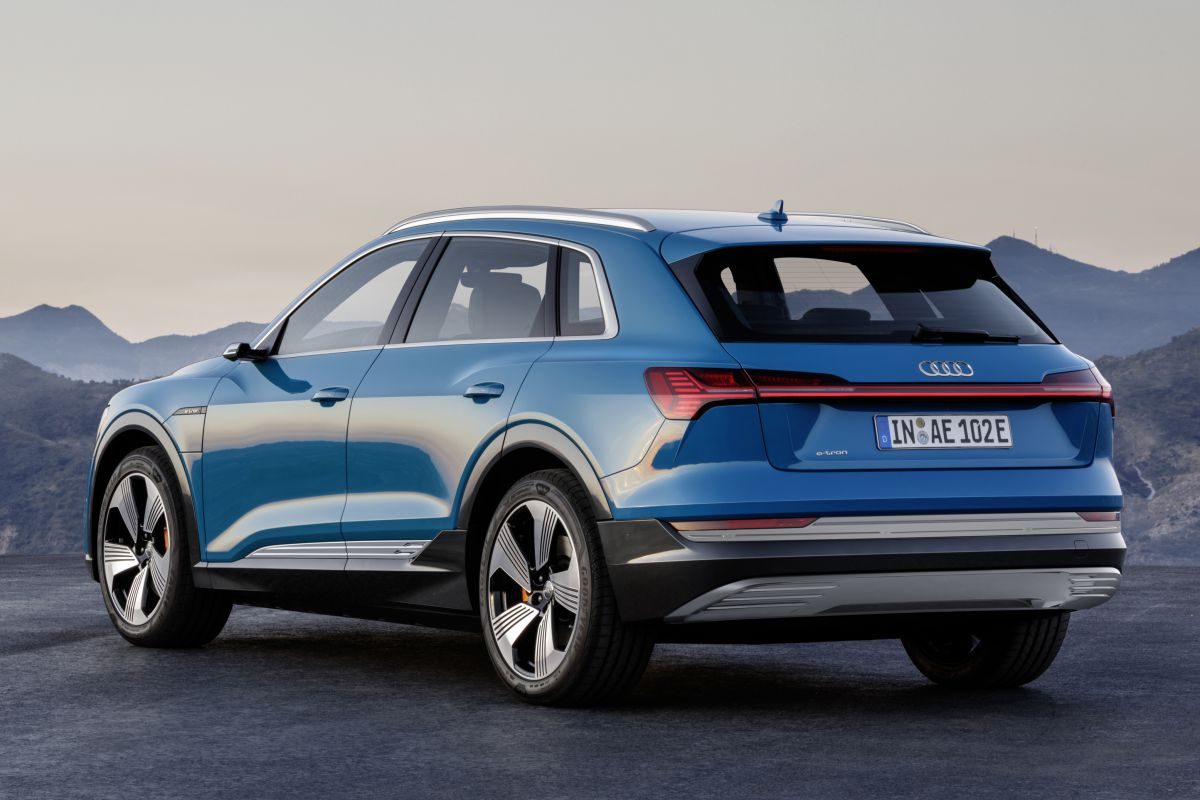 Audi e-tron · أزرق — الصورة 3