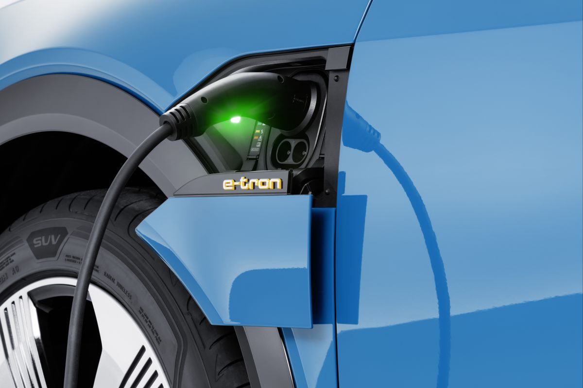 Audi e-tron · أزرق — الصورة 4