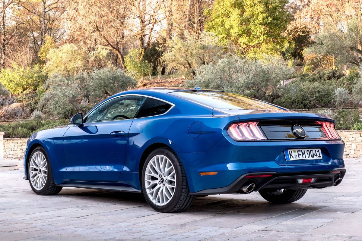 Ford Mustang Fastback · Mavi — görsel 2