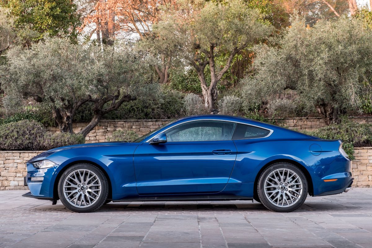 Ford Mustang Fastback · Mavi — görsel 3