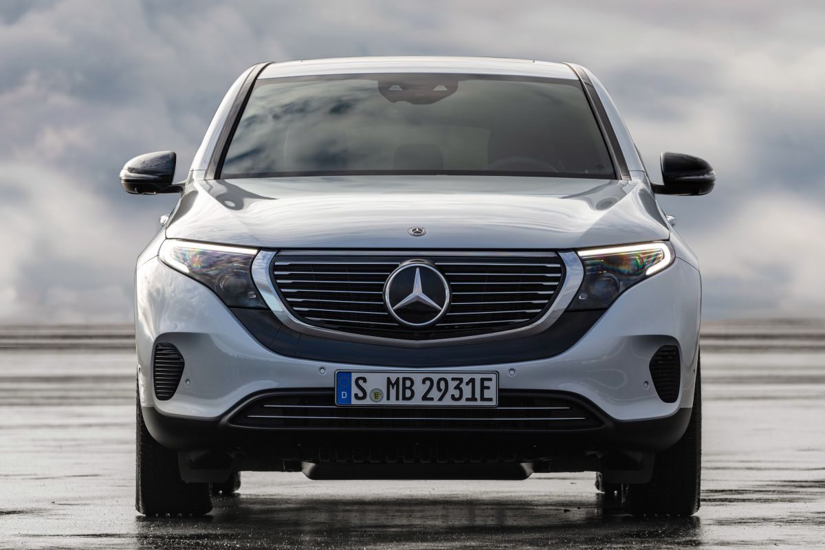 Mercedes-Benz EQC · فضي — الصورة 2